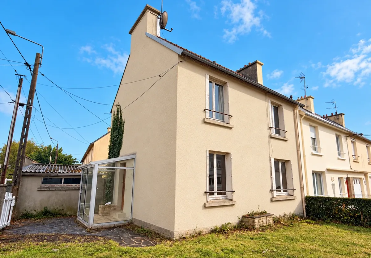 La même maison après isolation par l’extérieur : enduit neuf couleur sable
