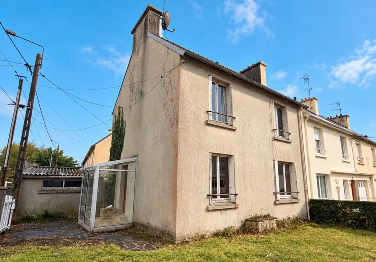 Maison de ville avant travaux : façade grise, salie et fatiguée